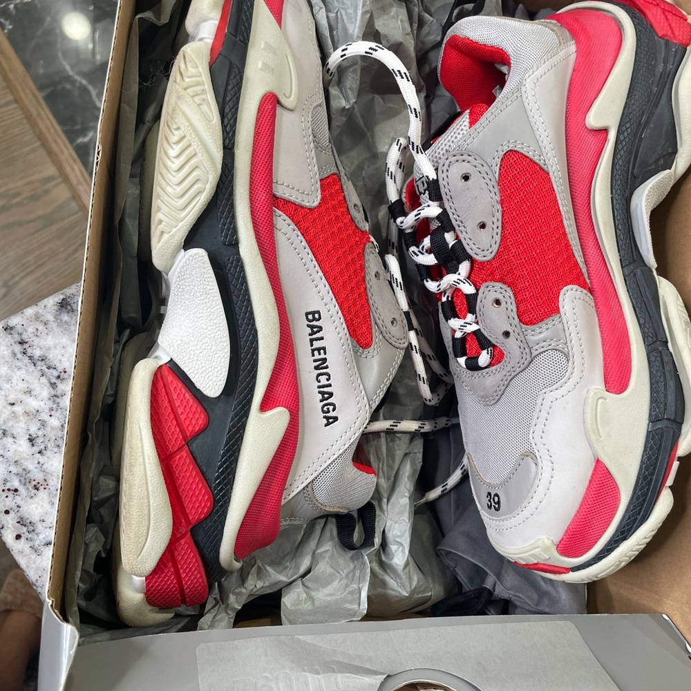 Balenciaga size 39 Triple S sneaker (size 9 women 7 men)
